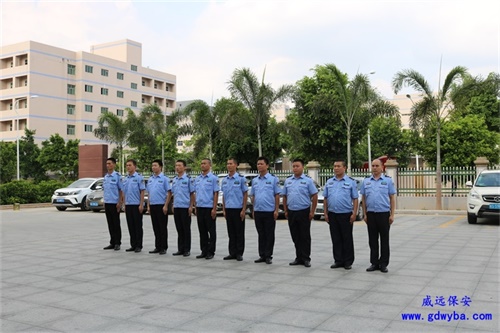 危急！公園內(nèi)游客落水，路過教師和保安聯(lián)手救援