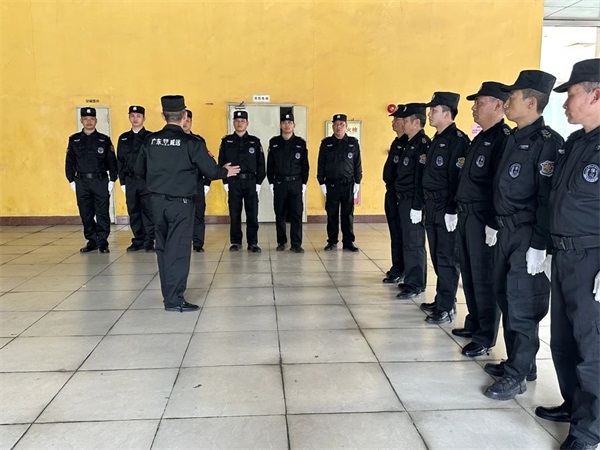 外賣騎手與物業(yè)保安“牽手” 構(gòu)建和諧社區(qū)服務環(huán)境