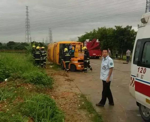 東莞鳳崗保安公司消息，校車側(cè)翻 一名小學女生無辜殞命
