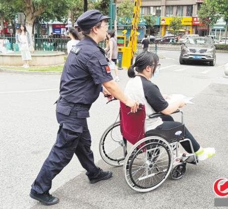 高考前女生腿受傷，女保安把輪椅推進(jìn)考場